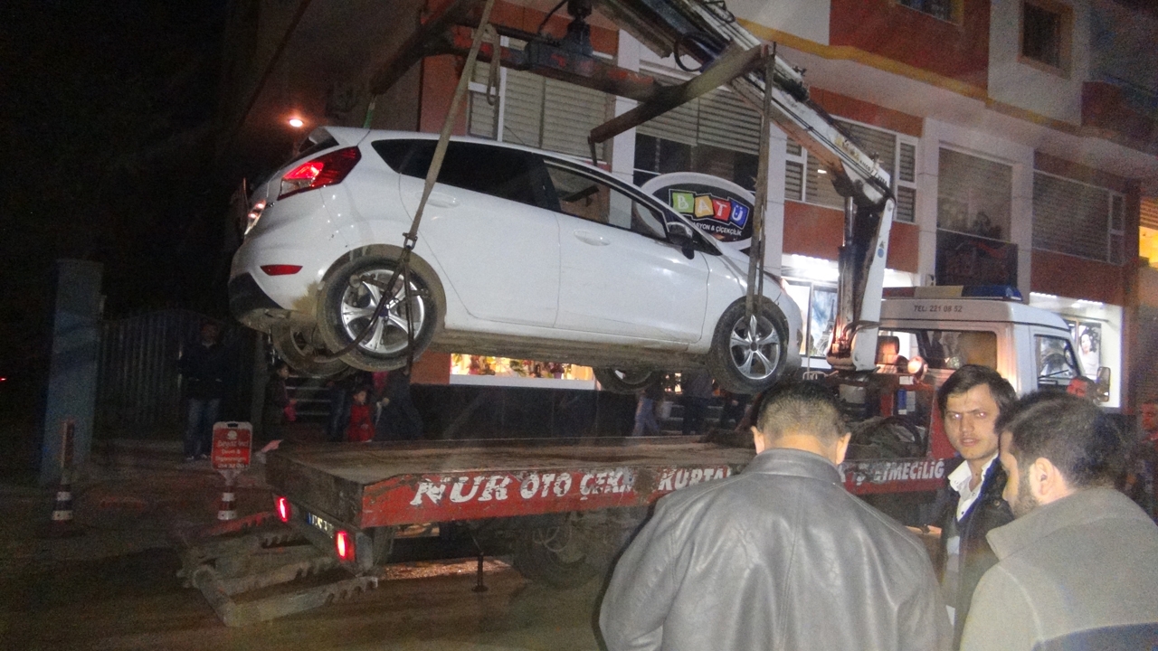 Kaza yapıp, kaçan şahısların aracından silah çıktı Kaza yapıp, kaçan şahısların aracından silah çıktı